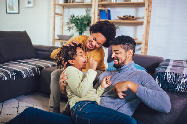 快乐的非裔美国家庭在家里玩得开心。图片下载