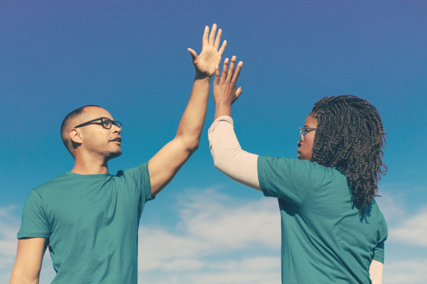 志愿者们兴奋地击掌庆祝图片下载