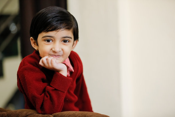 穿着校服的印度小女孩，表情丰富图片下载