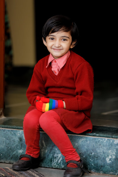 穿着校服的印度小女孩，表情丰富图片下载