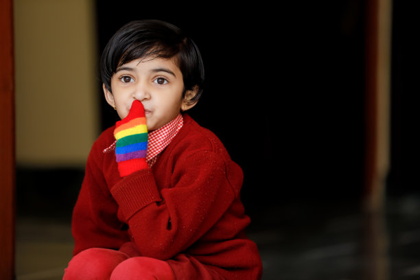 穿着校服的印度小女孩，表情丰富图片下载