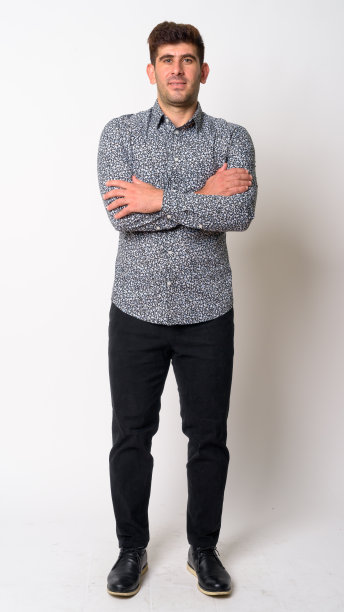 年轻的波斯商人交叉双臂全身照图片下载