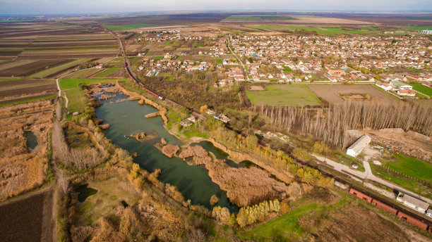 湖泊和房屋的航拍视角图片下载