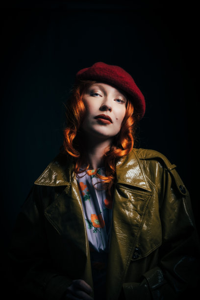 优雅的法国红发女孩穿着绿色风衣和红色贝雷帽图片下载