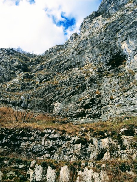 波黑乌纳国家公园乌纳峡谷的高高的岩石图片下载