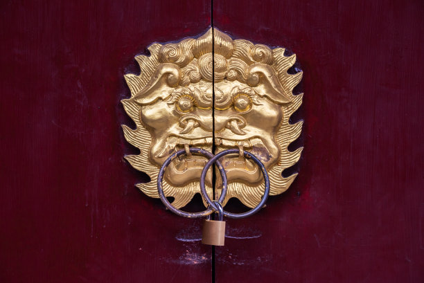 金色的彩龙子门环上有一扇红色的大门图片下载