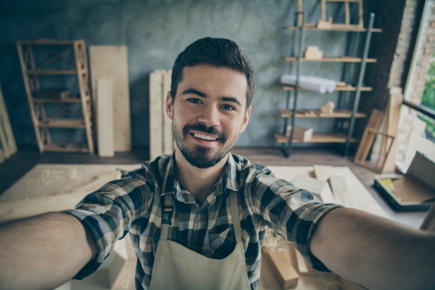 正面领班的近距离照片在家房子车库使自拍硬木生产博客穿格子衬衫图片下载