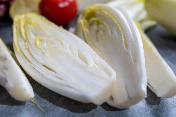 新鲜的比利时菊苣或菊苣苦味色拉，随时可以烹饪或食用图片下载