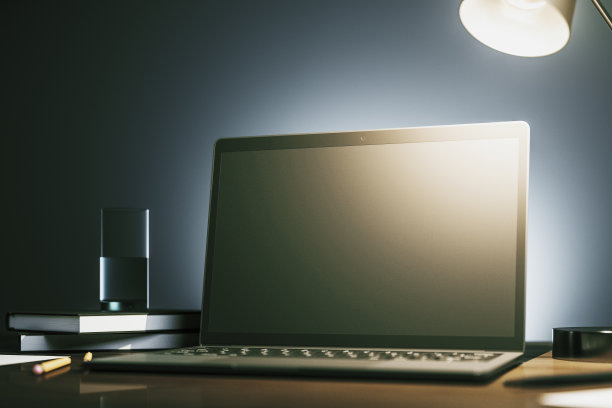 木桌上的空白笔记本电脑屏幕还有一杯水和一盏夜光灯，这是模型。三维渲染图片下载