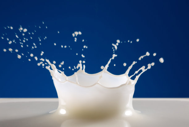 美丽的天然牛奶。图片下载