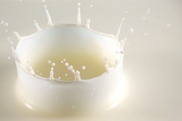 美丽的天然牛奶。图片下载