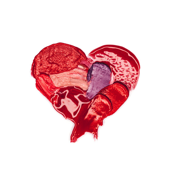 红色的口红斑点孤立在白色的背景。俯视图，平放。图片下载