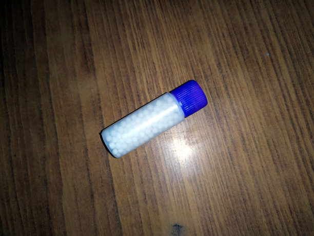 白色的药瓶图片下载