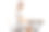 一个年轻女子坐在一张桌子旁，在咖啡馆里用笔记本电脑工作图片下载