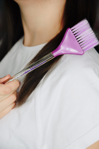 漂亮女孩在美容院工作图片下载