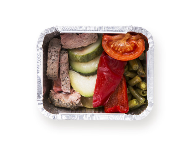 健康午餐在外卖容器隔离在白色。饮食的概念。清蒸肉和有背蔬菜沙拉图片下载