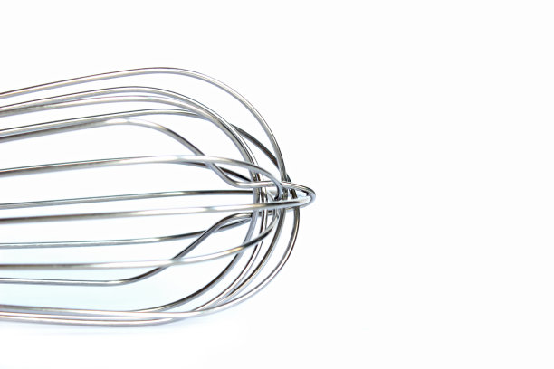 白色背景下的不锈钢气球打蛋器图片下载