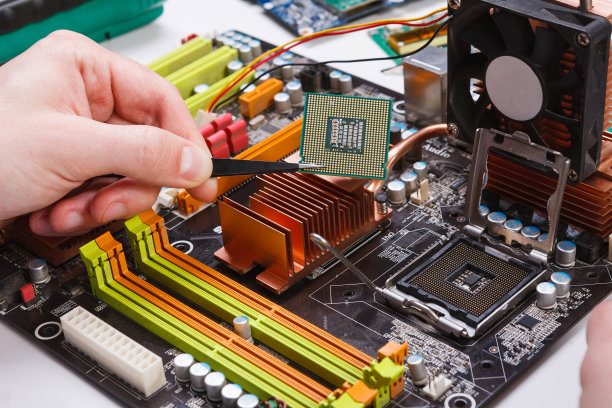 技术人员将微处理器插入主板图片下载