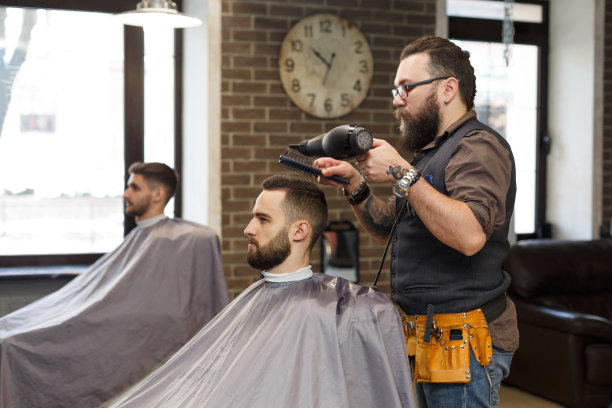 理发师在理发店里给一个男人理发图片下载