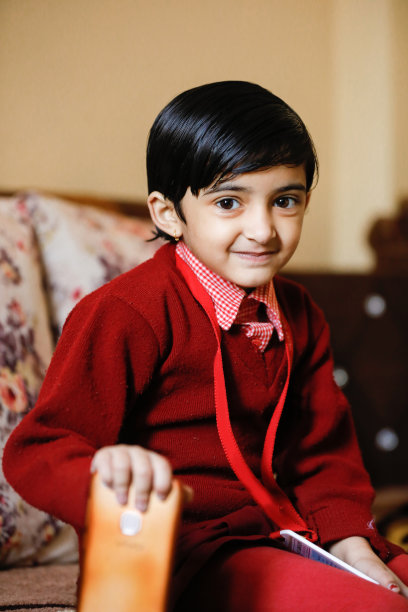 穿着校服的印度小女孩，表情丰富图片下载