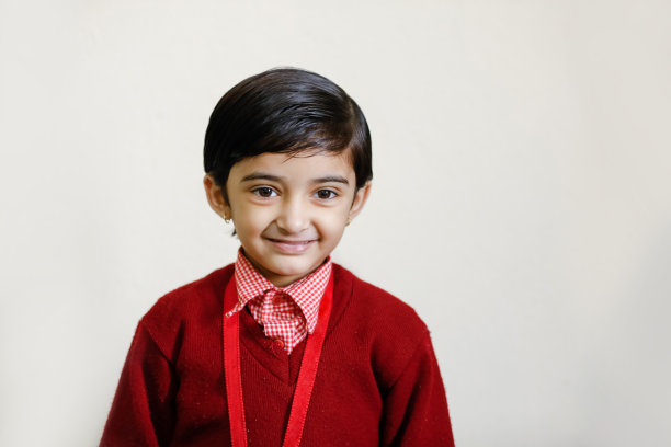 穿着校服的印度小女孩，表情丰富图片下载