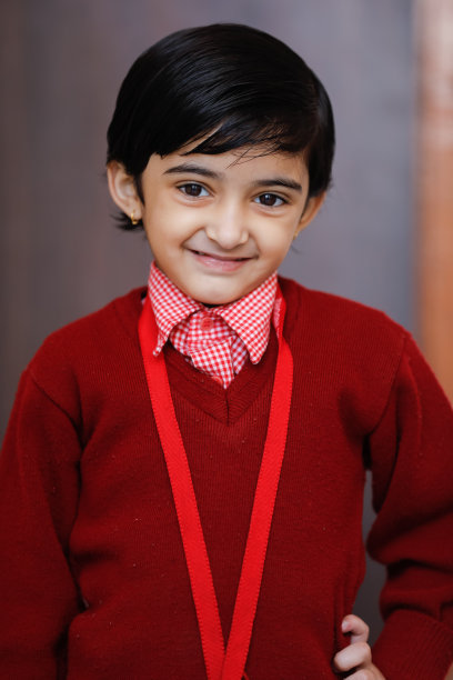 穿着校服的印度小女孩，表情丰富图片下载