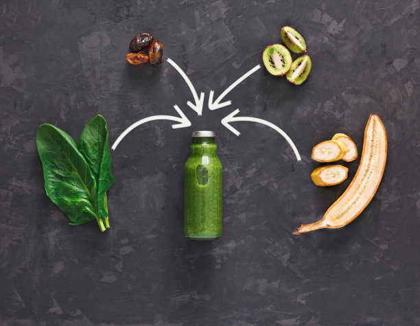 天然排毒绿色冰沙成分在黑色的背景图片下载