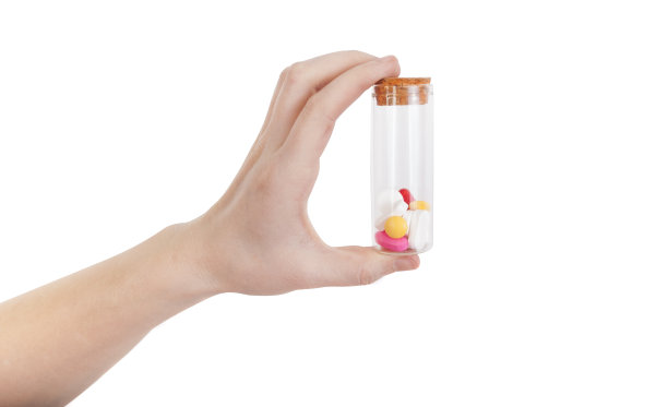 手持药丸管，白色背景隔离图片下载