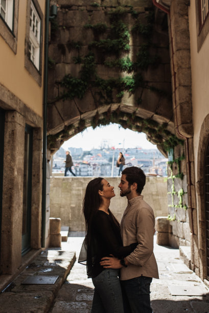 葡萄牙波尔图的恋人。素材图片