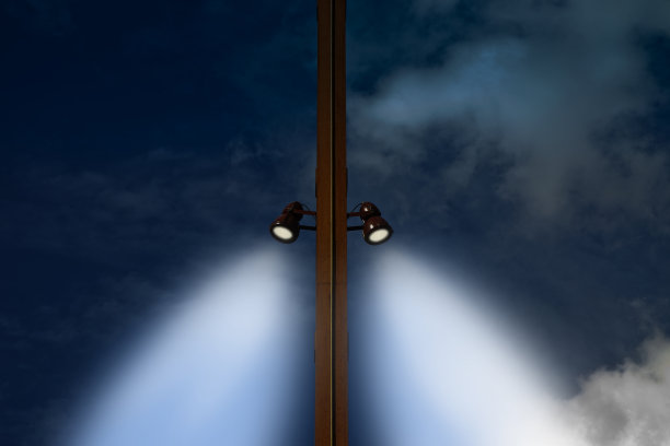 现代街灯映衬着夜空的影像与空间的复制图片下载