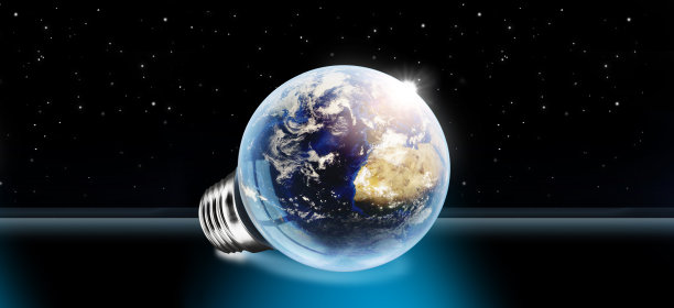 发光的黑色灯泡上的镜像背景与夜空反射图片下载