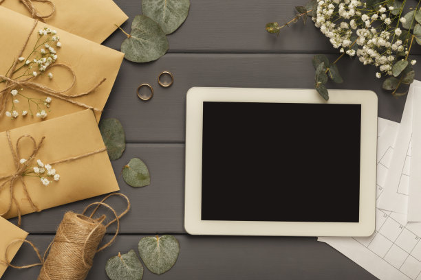 白色木桌上放着结婚信封图片下载