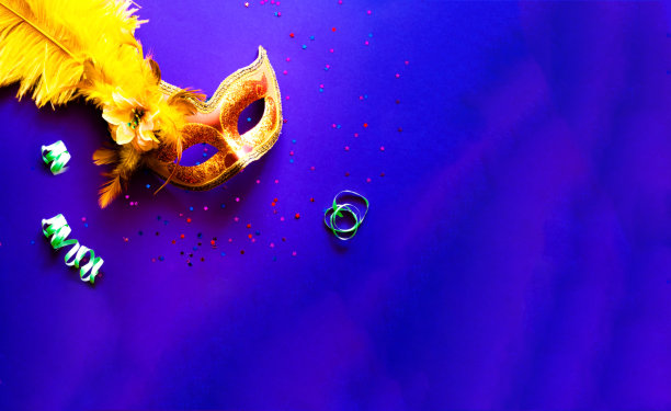 紫色背景上的闪亮狂欢节面具，节日项目背景。图片下载