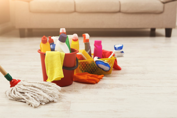 装有海绵、化学药瓶和拖把的水桶。图片下载