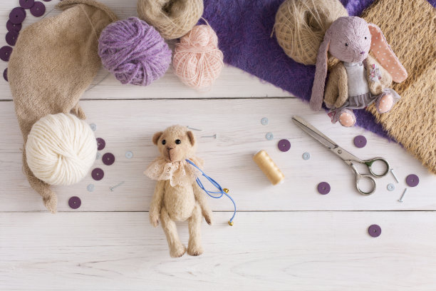 手工玩具制造，工匠工作场所图片下载