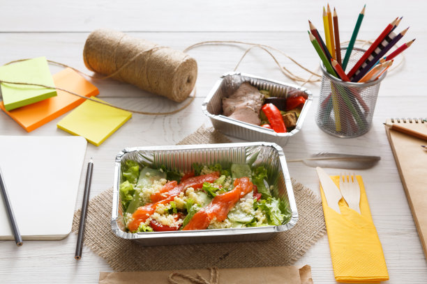 健康食品放在工作台上的铝箔盒里，饮食概念。图片下载