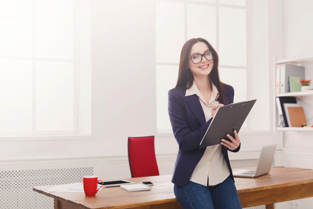 职场女性在办公室写笔记图片下载