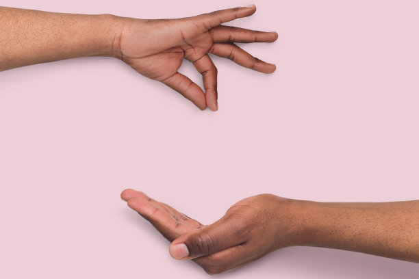 一个黑人捡起或给别人东西图片下载