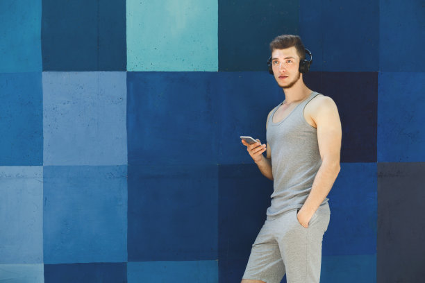 男人在慢跑时选择听音乐图片下载