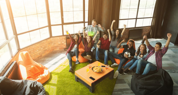 快乐的球迷在电视上看足球比赛图片下载