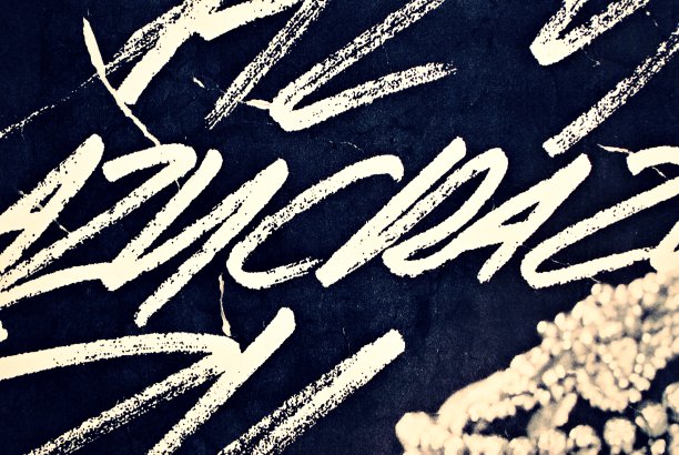 无缝抽象书法文本图案。图片下载