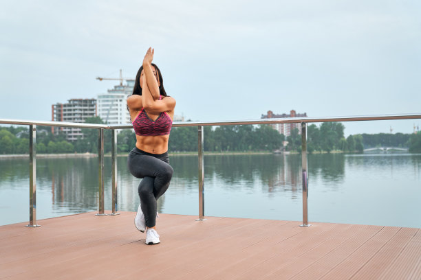 活力女人在瑜伽训练中扭动手臂和腿图片下载