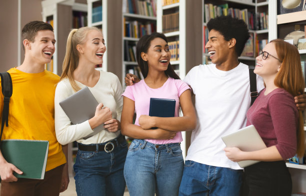 一群学生在校园图书馆玩得很开心图片下载