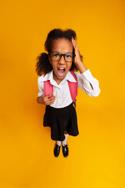 小女生在黄色背景上大声触摸头部图片下载