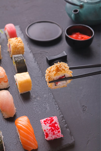 灰色背景上的寿司卷图片下载