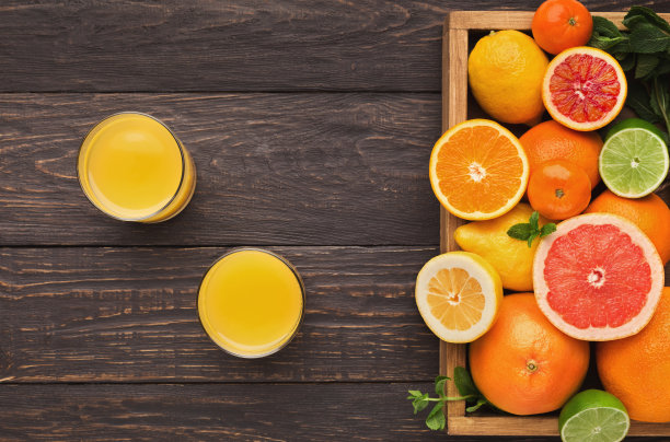 木质背景的成熟柑橘品种图片下载