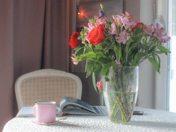 桌上放着春天的花图片下载