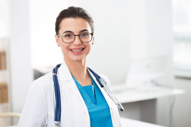 一位年轻女医生的肖像图片下载