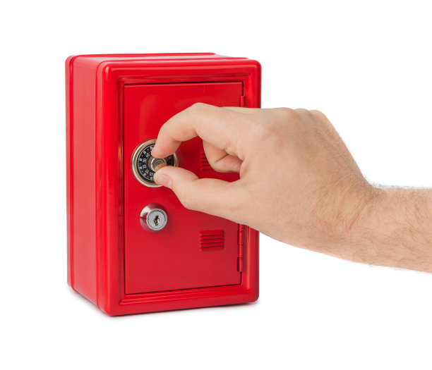 手和红色玩具保险箱图片下载