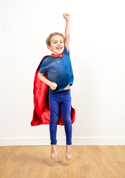 孩子笑得像一个快乐的超级英雄，跳得很高图片下载